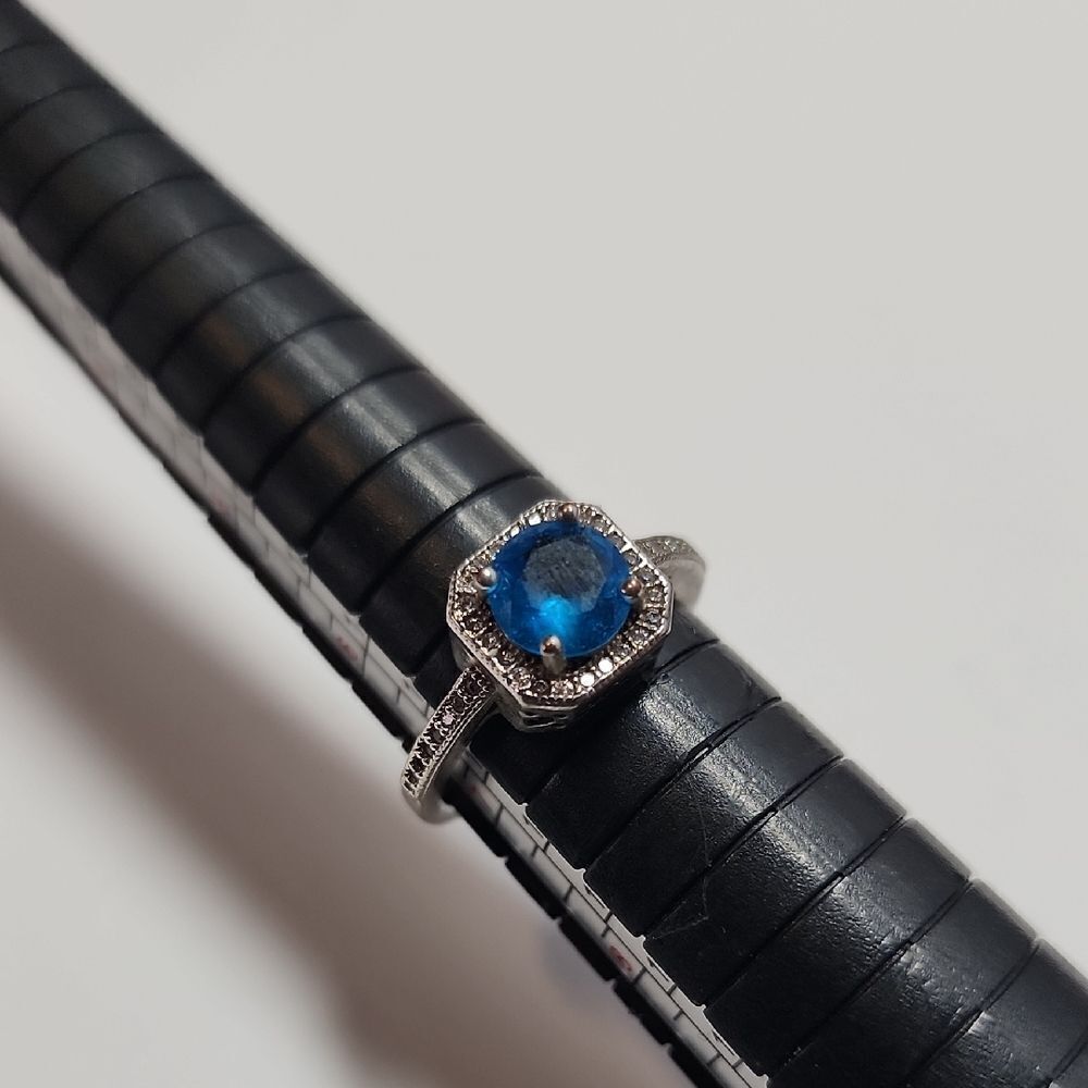Elegant Silver Plated and Blue Glass Gemstone Ring Size 7